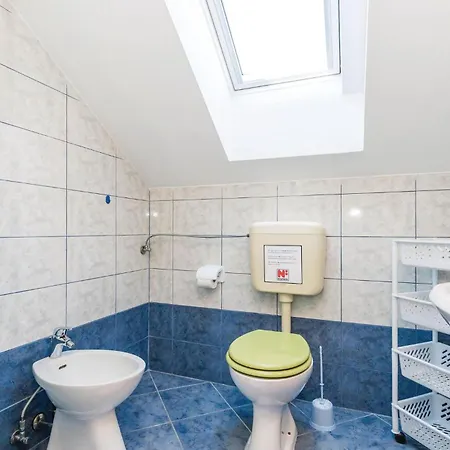 Apartmán Awesome In Rab With Kitchen Rab Town