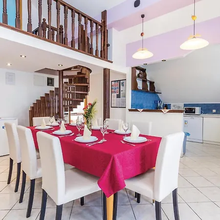 Awesome In Rab With Kitchen Apartmán *