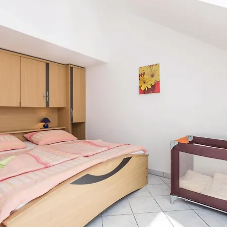 Awesome In Rab With Kitchen Apartmán