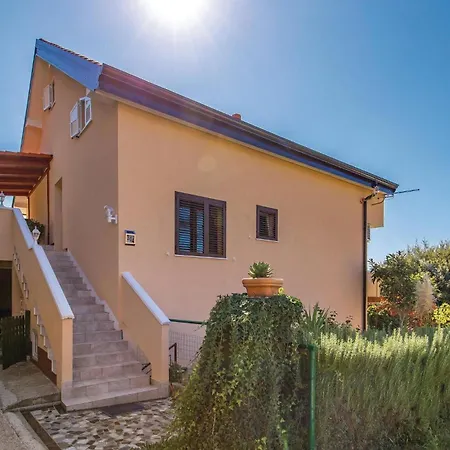 Awesome In Rab With Kitchen Apartmán *