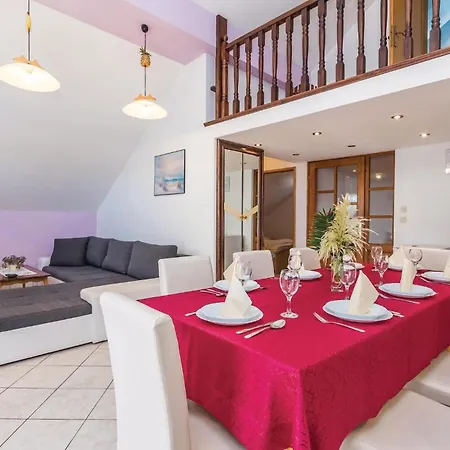 Apartmán Awesome In Rab With Kitchen Rab Town