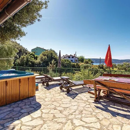 Awesome In Rab With Kitchen Apartmán *