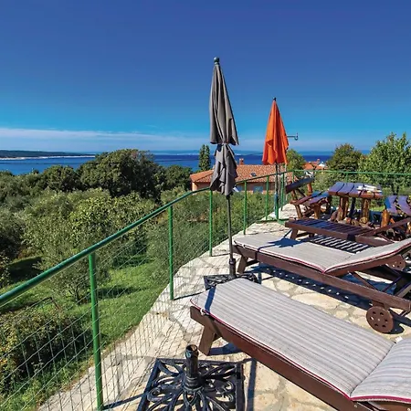 Awesome In Rab With Kitchen Apartmán *