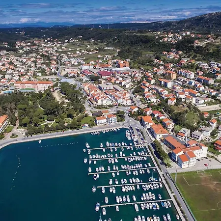 Awesome In Rab With Kitchen Apartmán