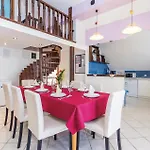 Awesome In Rab With Kitchen 아파트 *